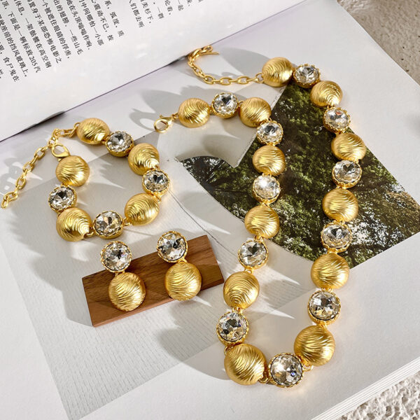 Women's Light Luxury Elegant Gold Necklace Middle-ancient Clavicle Chain - Image 3